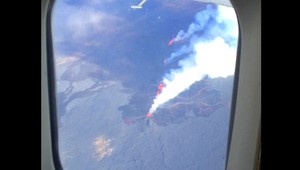 Pilot vzal pasažierov na okružnú cestu okolo bublajúcej sopky na Islande