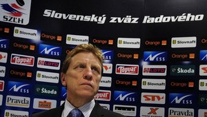 Nový tréner Hanlon sa predstavil hokejistom. Kto mu nerozumel?