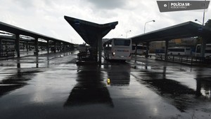 Chodkyňu na stanici zrazil autobus. Vliekol ju stovky metrov