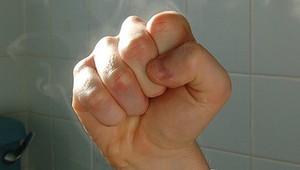 Zlodeji prinútili chlapca otvoriť im pod hrozbou smrti otca