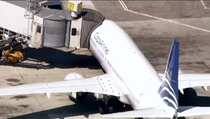 Mladík vyskočil z núdzových dverí lietadla