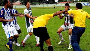 Rozhodca z Kene tvrdí, že po útoku trénera zostal impotentný