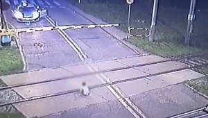 VIDEO: Polícia zachránila 6-ročného chlapca z koľajníc len pár sekúnd pred príchodom vlaku