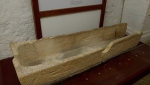 Návštevníci múzea poškodili 800 rokov starú rakvu. Pokúsili sa do nej vložiť dieťa