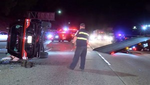 Hviezda komédií mala autonehodu, vozidlo skončilo prevrátené na boku