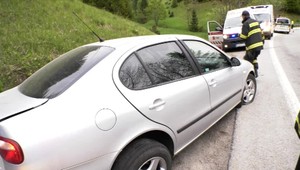 Z párty rovno za volant. Osemnásťročný vodič nezvládol zákrutu