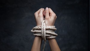 Ženu väznil vyše dva mesiace v reťaziach v prívese