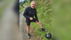 Bývalý prezident Kiska mal nehodu na bicykli: So zakrvavenou tvárou vyzýva na nosenie prilby