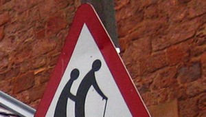 Dotujeme zahraničných dôchodcov. Na úkor našich!