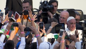 Pápež František pre rozvášnený dav stratil stabilitu