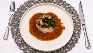 Grilovaná hovädzia sviečkovica, huby so špenátom, zemiakový aligot a madeira omáčka