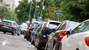 Motoristov čakajú ťažšie časy. Na chodníku už nezaparkujete