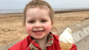 Ľudia si myslia, že sa o dcérku nestará, no pravda je inde: Videli ste už takéto dieťa?