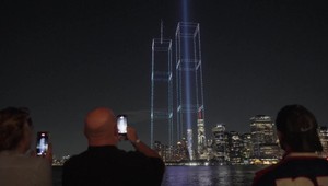 Nad New Yorkom zažiarilo 2 977 dronov. Každý symbolizoval jednu obeť útokov z 11. septembra
