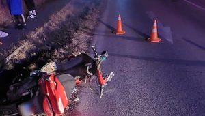 Motocyklista prišiel o život po náraze na stredový ostrovček