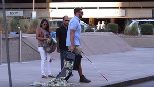 VIDEO: Predstavte si, že nevidiacemu mužovi vypadne z kufra milión dolárov. Čo spravíte?