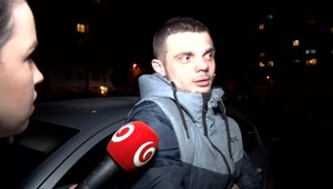 Mladík narazil do auta na sídlisku. Reportérke TV JOJ povedal, že za všetko môže jeho zázračný pes