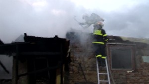 Pre rozsiahly požiar prišli o strechu nad hlavou tri rodiny s malými deťmi