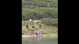 České turistky porušili zákaz a otužovali sa v chránenom tatranskom plese