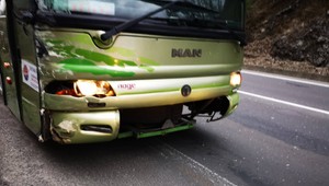 Pri Banskej Bystrici sa zrazilo auto s autobusom. Viezlo deti na lyžiarsky zájazd