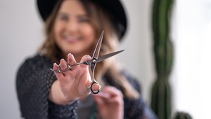 Takto vyzerá pomsta nahnevanej kaderníčky: Žene ostali oči pre plač