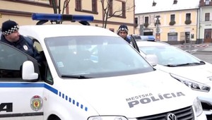 Mestskí policajti dostali k výstroji novinku. Vulgárne im nadávať sa vám už nevyplatí