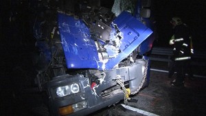 Do kamiónu vrazilo auto, jeho šofér si to nevšimol