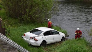 Po zrážke s kamiónom skončilo auto mladého vodiča vo Váhu