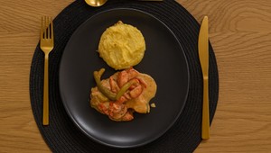 Karfiolovo-zemiakové pyré, kuracie prsia so zeleninou a smotanovou omáčkou