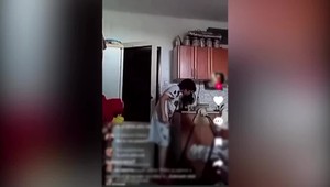 Matka tyranka pred súdom: Deti bila a vysielala to naživo na sociálnej sieti