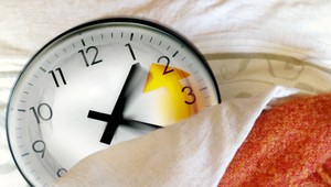 Nezabudnite si posunúť ručičky hodiniek. V noci si pospíte o hodinu dlhšie