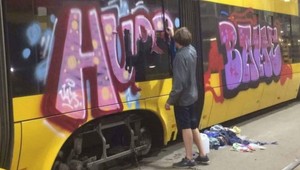 Trest pre vandala: Priviazali ho k električke, ktorú posprejoval