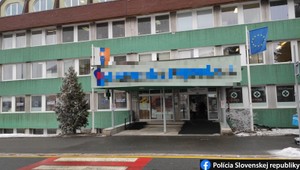 Osem osôb zadržali pri akcii NAKA v popradskej nemocnici. Padli už aj prvé obvinenia