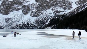 Prechádzka po ľade sa nemusí skončiť dobre. Horské plesá sa začínajú topiť