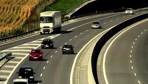 Vodič jazdil na R1 v protismere až 17 kilometrov. Spočiatku na policajtov ani nereagoval