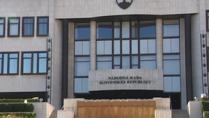 Hlasovanie sa naťahuje: Na stole v parlamente je transakčná daň a ďalšia stovka rokovacích bodov