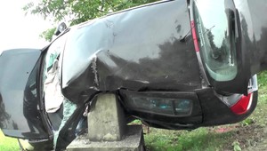 Mokrá cesta a šmyk v zákrute. Mladý vodič vyletel z cesty, jeho auto prerazil podstavec s kovovým krížom