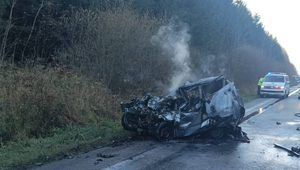 Zrážka auta s nákladným vozidlom uzavrela frekventovaný úsek. O život prišiel jeden človek