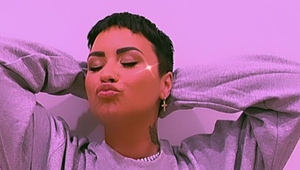 Hviezdna speváčka sa necíti byť ani žena, ani muž! Je non binárna a majú ju oslovovať zámenom ONI!