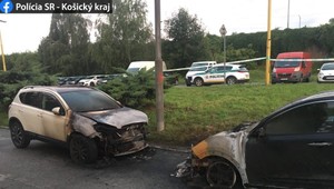 Video: V Košiciach zrejme úradoval podpaľač. V plameňoch skončili dve autá