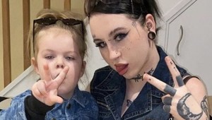 Na túto matku sa sťažujú všetci rodičia: Z toho, ako nahodená nosí syna do školy, sú totálne zhrození