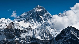 Ľuďom s hendikepom "vydláždil" cestu na Everest: Muž s amputovanými nohami zdolal najvyššiu horu sveta