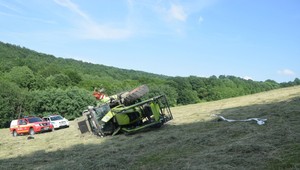 Tragédia na lúke: Mladíka privalil traktor