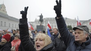 Tisíce Poliakov protestujú proti vláde, blokovali parlament