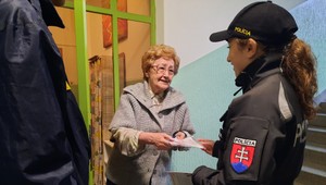 Falošná právnička obrala seniorku o 100-tisíc. Vydierala ju jej dcérou