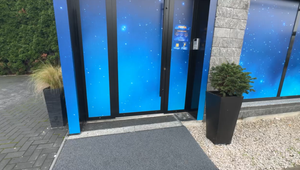 Ozbrojený klaun je na úteku. V Rovinke vykradol herňu