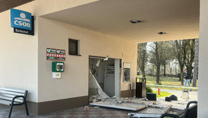 Zlodeji ukradli bankomat priamo zo zastávky: Predtým znefunkčnili kamery a ušli