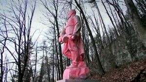 V Banskej Bystrici prefarbili partizána na ružovo