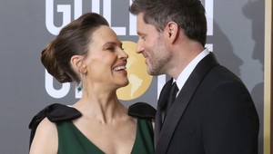 Po 10 mesiacoch ich konečne ukázala a prezradila mená: TOTO sú dvojčatá Hilary Swank