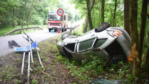 Opäť úradoval alkohol za volantom. Auto skončilo prevrátené mimo cesty